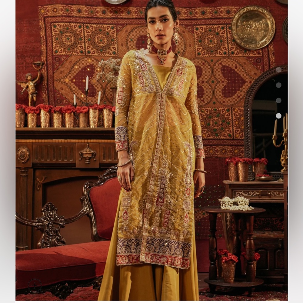 Néw ethnic embroidered dress